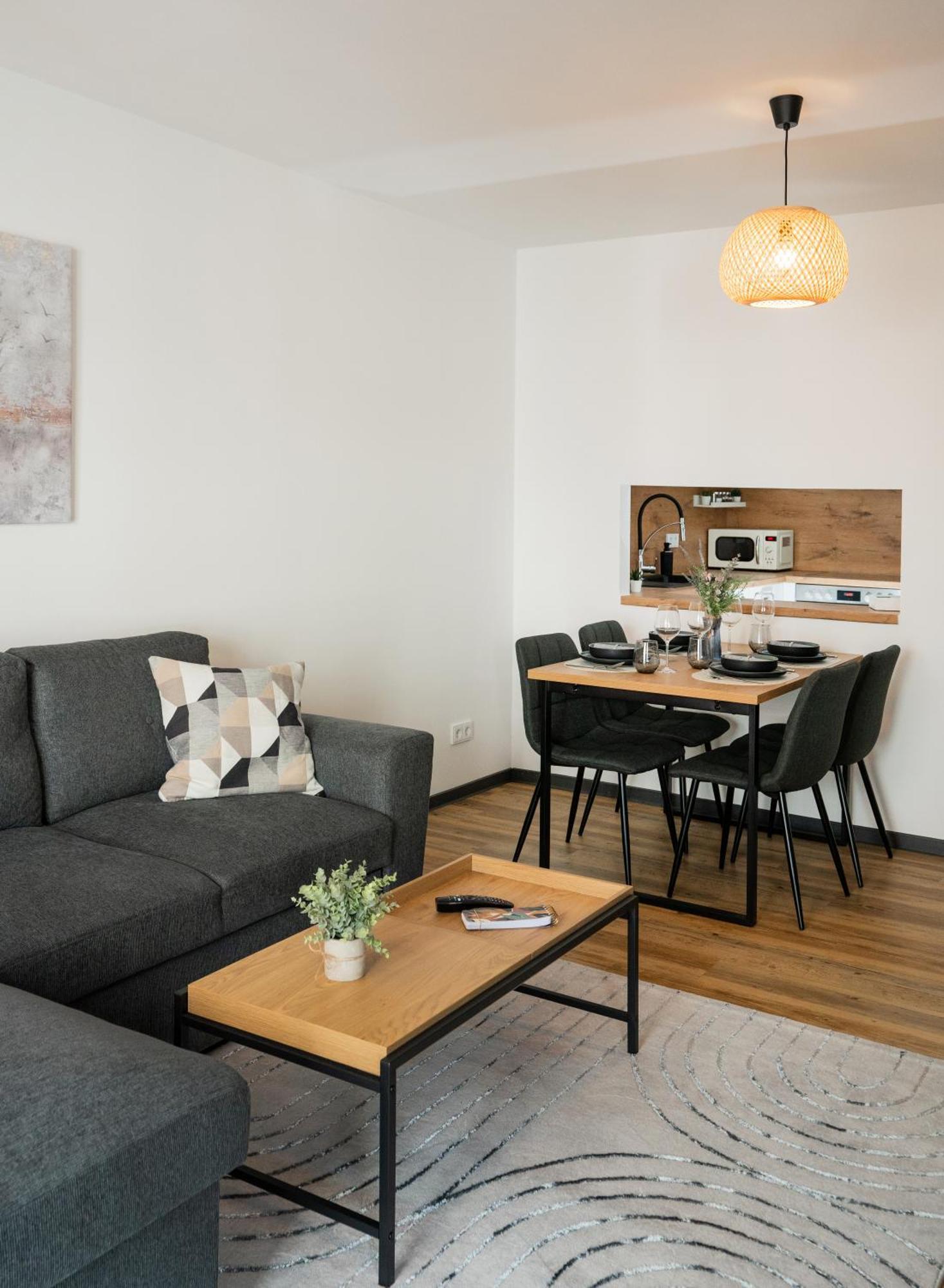 Reitz - Apartment I Zentrale Lage I Stellplatz I 55Qm I 2 Zimmer I Kueche I Bad I Terrasse Bad Hersfeld Exterior photo